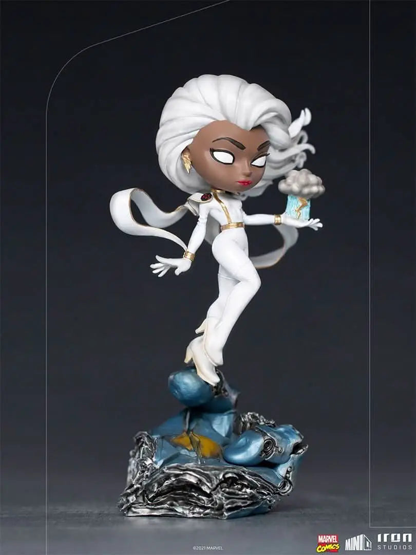 Statue Storm X-Men Minico by Iron Studios, white-suited figure with flowing white hair atop a rocky blue base