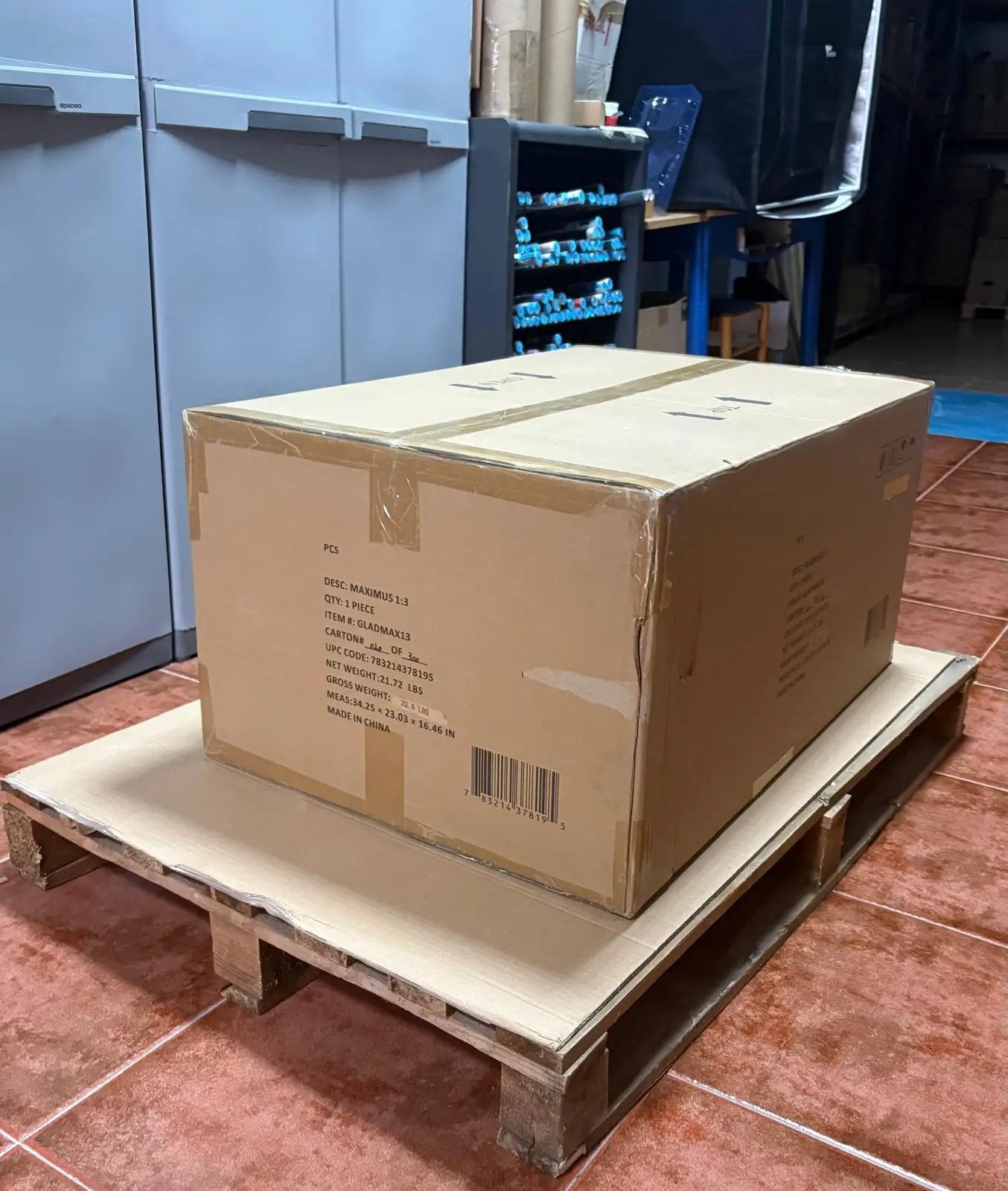 Gladiator Estatua Epic Series 1/3 Maximus box from PREMIUM COLLECTIBLES STUDIO on a pallet in a warehouse
