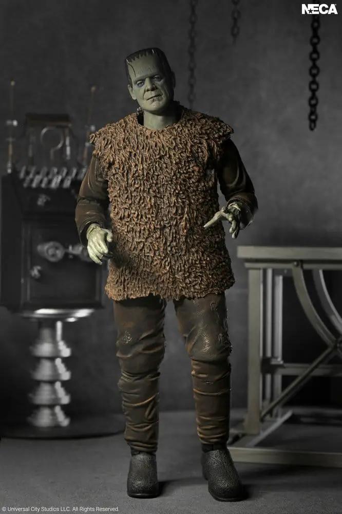 Figura de acción NECA Ultimate Frankenstein's Monster, Universal Monsters, 18 cm, con piel gris y traje marrón.