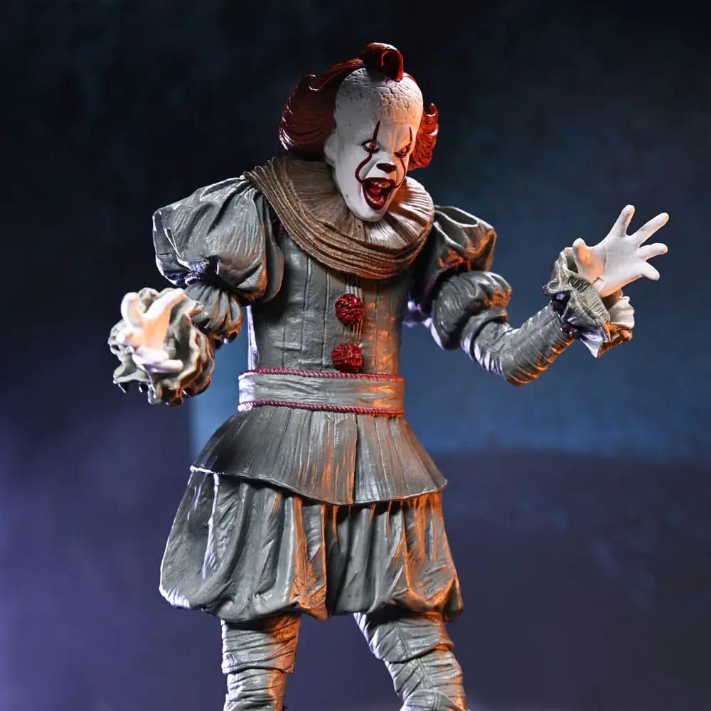Pennywise Ultimate Figure 17cm, NECA, gray ruffled clown suit with red accents