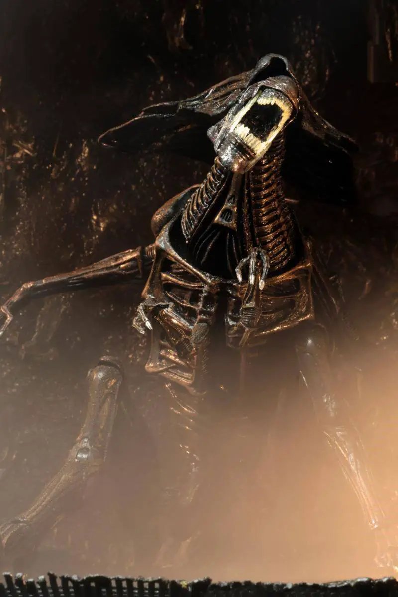NECA Alien Resurrection Alien Queen Ultra Deluxe figure, 38 cm, dark metallic sculpt with open jaws.