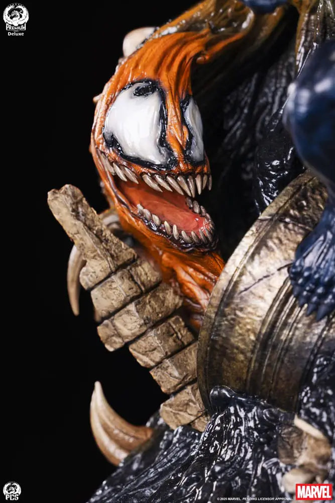 Marvel Venom deluxe bust by Premium Collectibles Studio, 56 cm, close-up of textured sculpt with sharp teeth.