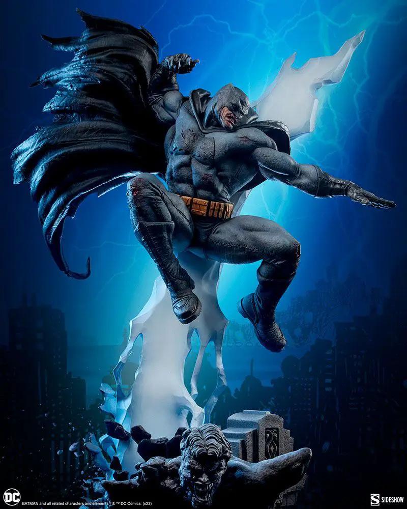 SIDESHOW COLLECTIBLES Batman Premium Format statue, The Dark Knight Returns, 80 cm, dynamic leap pose with flowing cape.
