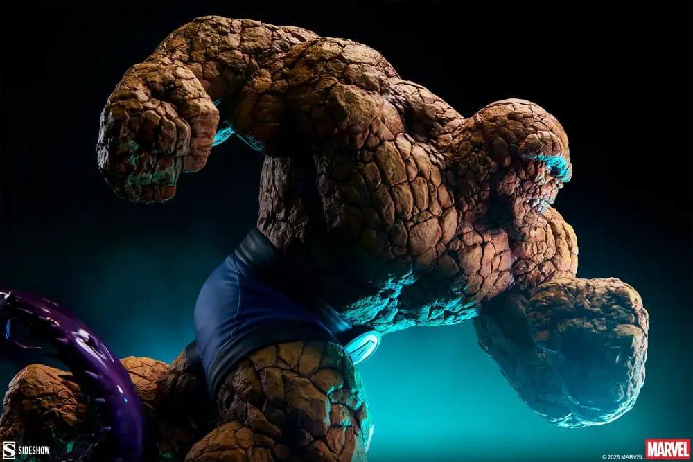 Statua premium The Thing de Marvel por Sideshow Collectibles, 55 cm, cuerpo rocoso naranja y pantalones azules.