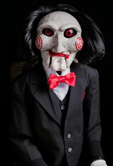 Saw Billy puppet replica doll, 119 cm, by Trick or Treat Studios; black suit, red bow tie, pale mask with red spirals.