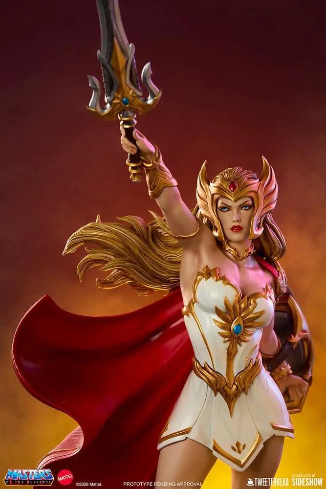 Masters of the Universe She-Ra estatua 1/5 de Tweeterhead, figura de acción de 66 cm con armadura dorada y capa roja.
