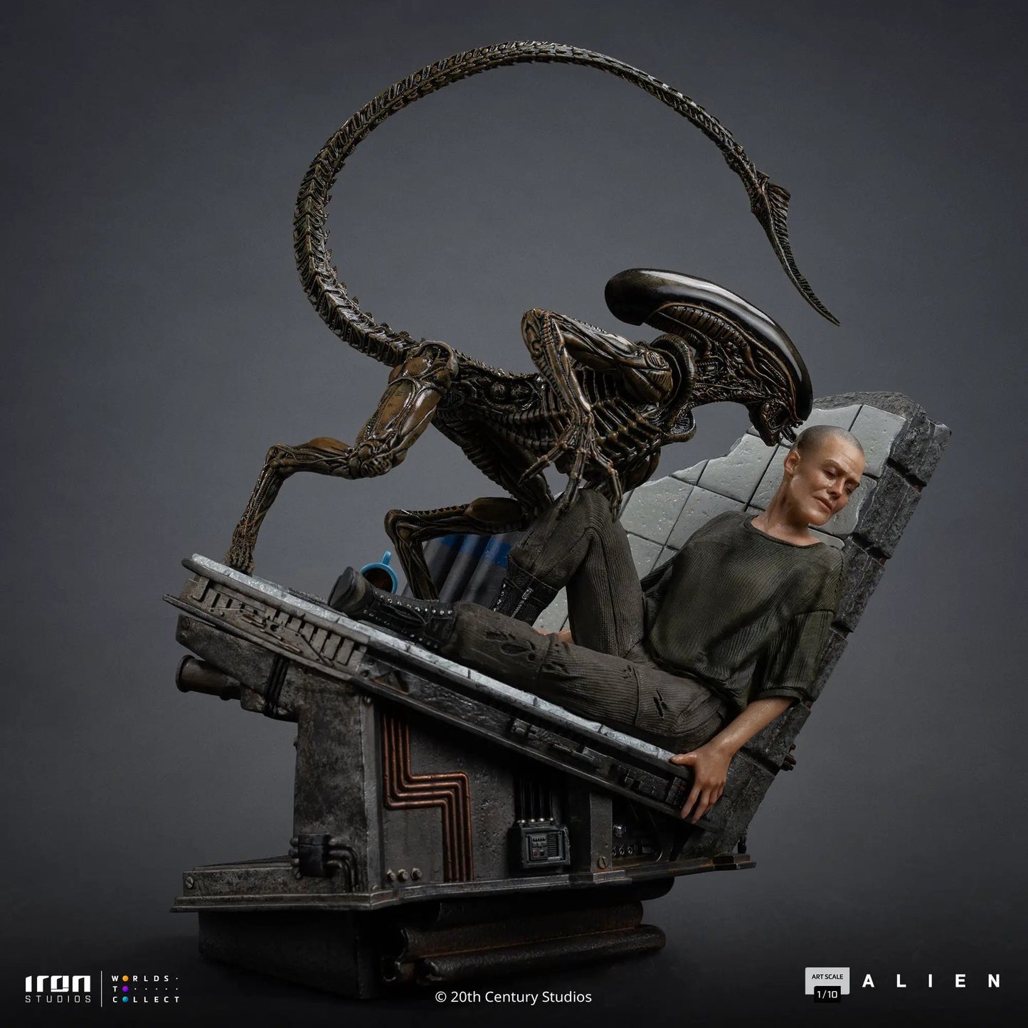 Pre-Order - Statue Ellen Ripley and Dog Alien - Alien 3 - Art Scale 1/10 - Iron Studios