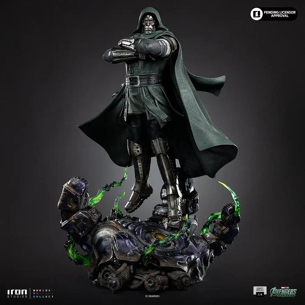 Statue Doctor Doom 1/4 scale Legacy Replica by Iron Studios on a mechanical base with dark cloak and neon green energy.