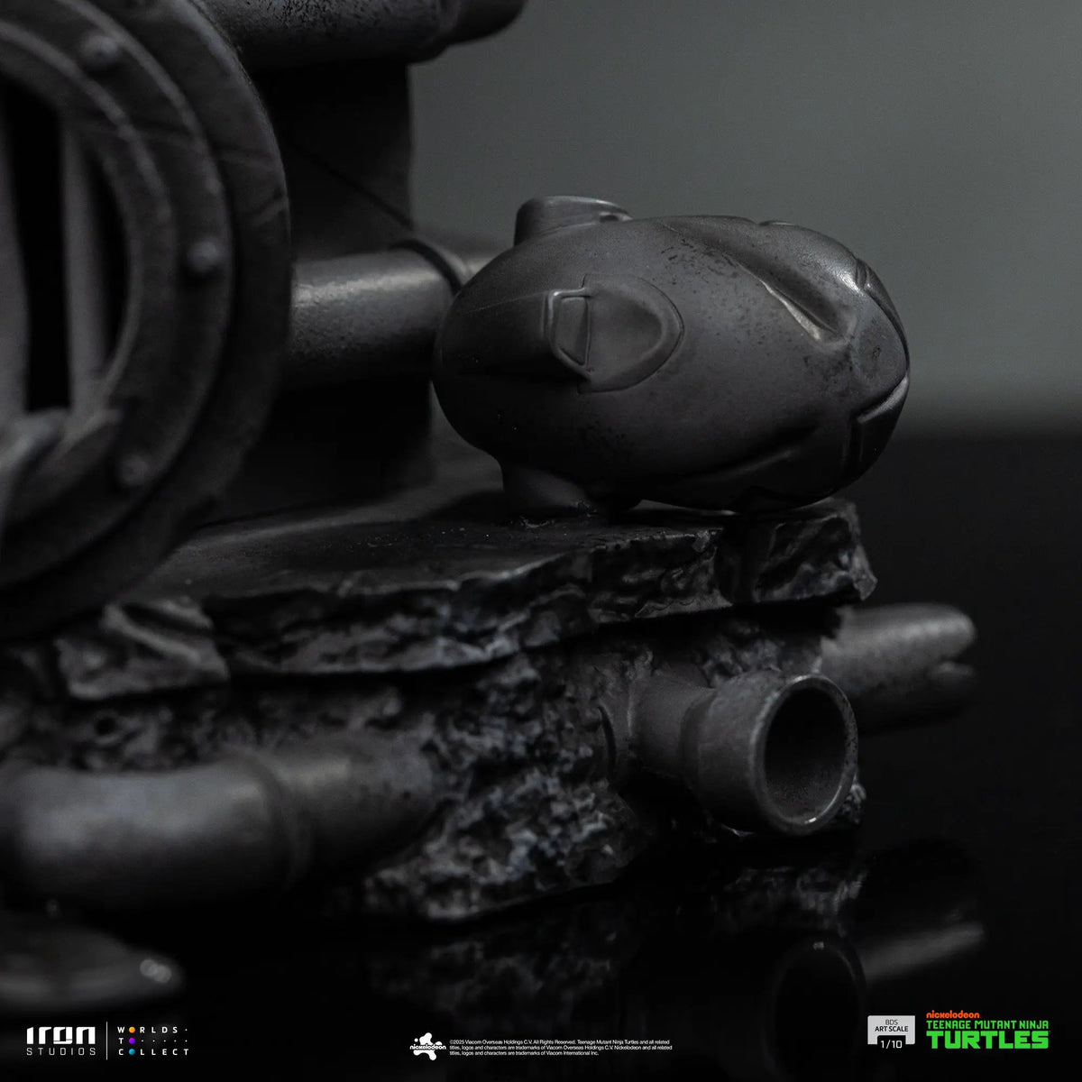 Raphael Black and White Variant TMNT statue by Iron Studios, BDS Art Scale 1/10; close-up of hand