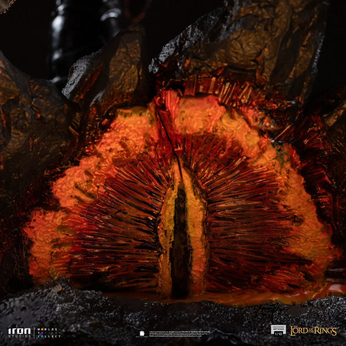 Statue Sauron Unleashed by Iron Studios on a lava-rock diorama base, Art Scale 1/10