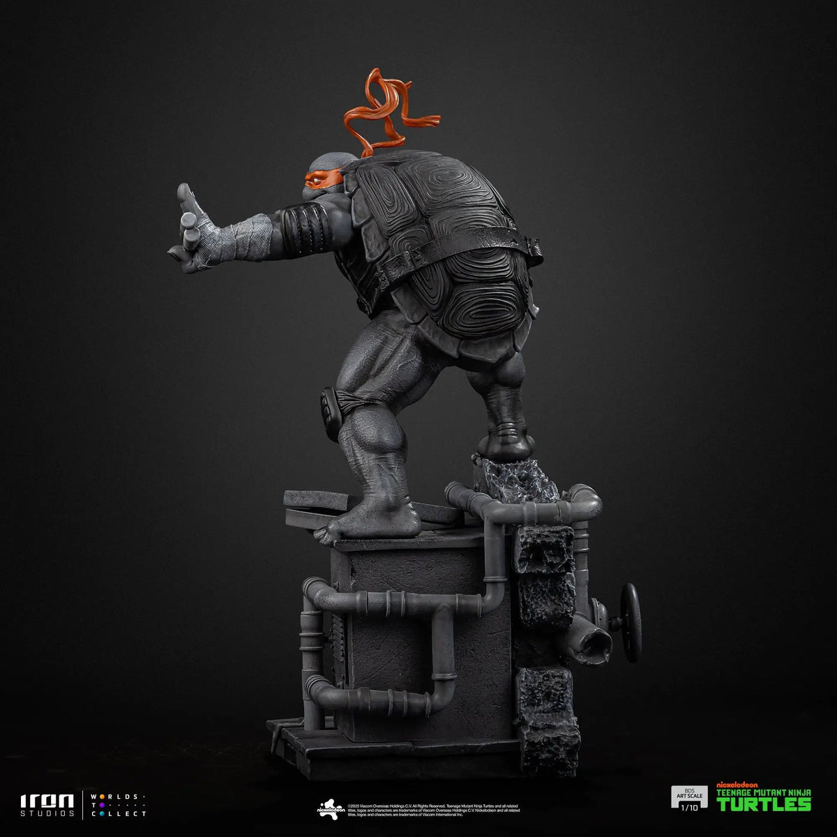 Statue Michelangelo TMNT, black-and-white variant with orange accents, 1/10 scale, Iron Studios