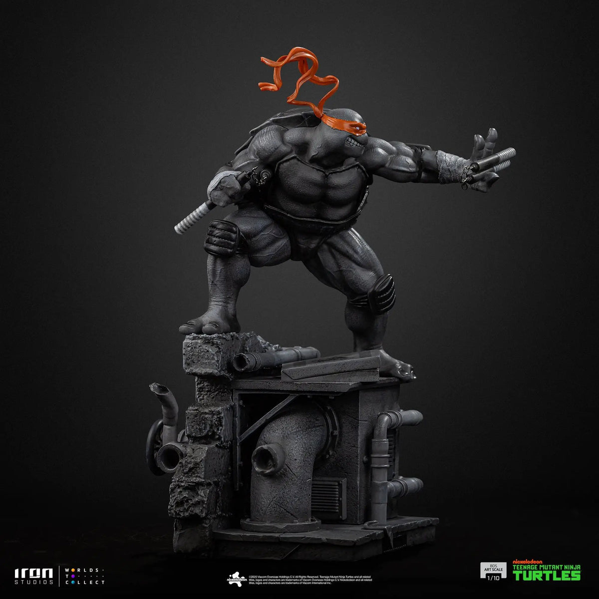 Michelangelo TMNT statue, black-and-white variant, Iron Studios BDS Art Scale 1/10 on industrial base.