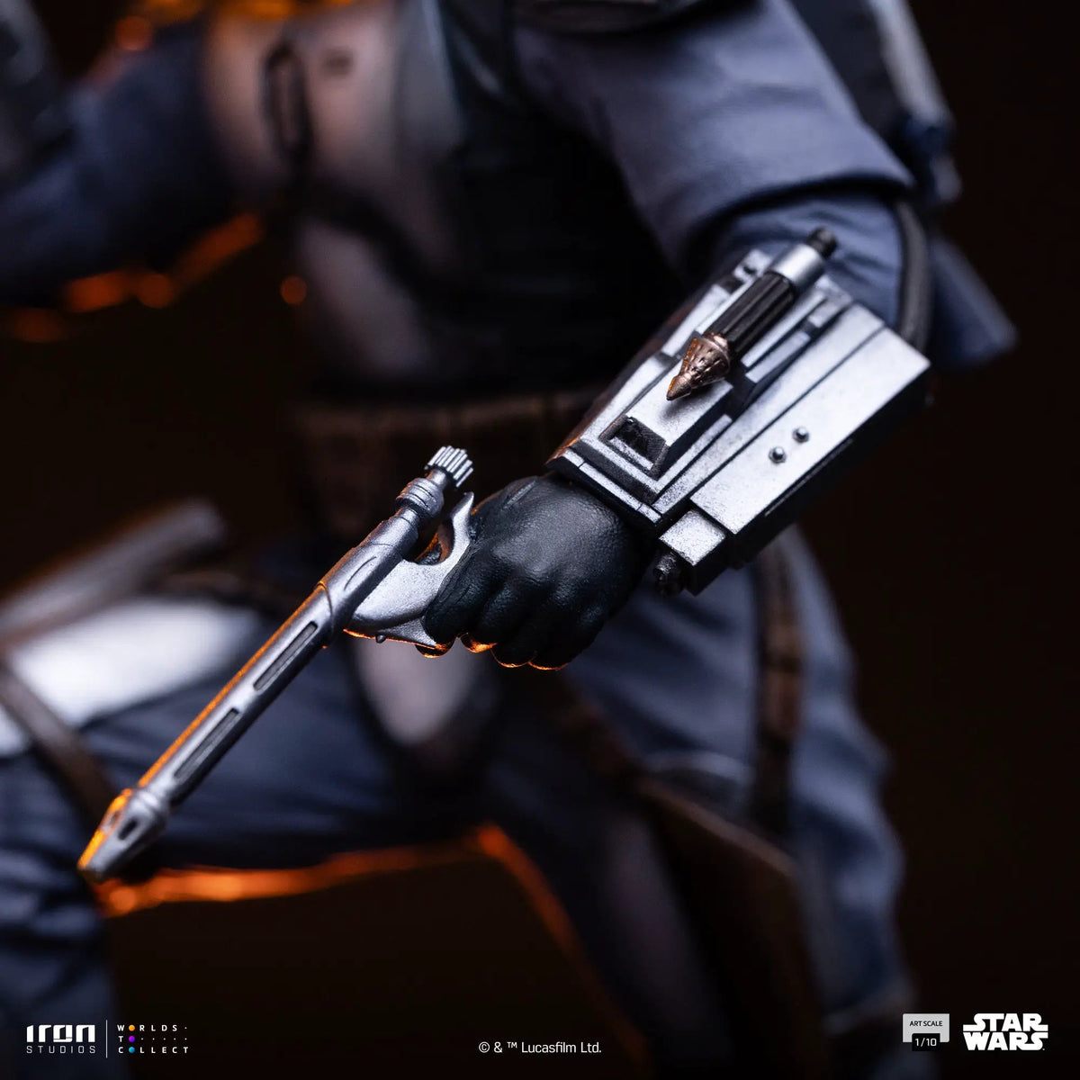 Statue Jango Fett by Iron Studios, Star Wars 1/10 Art Scale; silver blaster rifle in hand