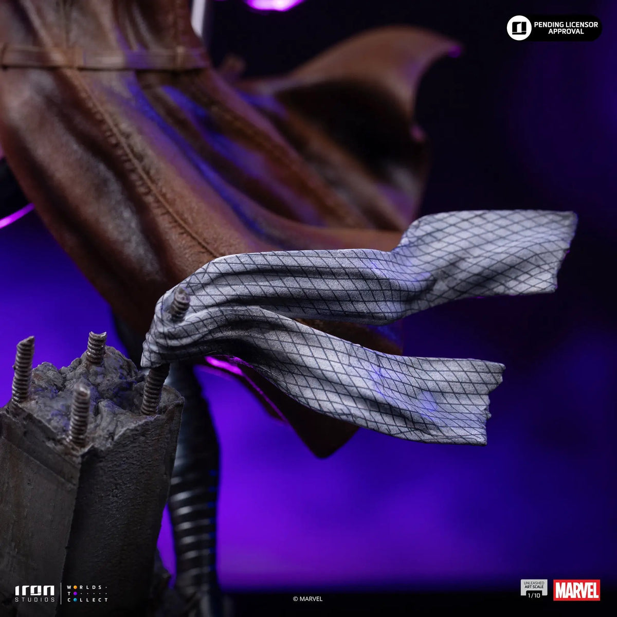 Statue Gambit Unleashed X-Men by Iron Studios, Art Scale 1/10; close-up of a gray scarf and rocky base with metal rods