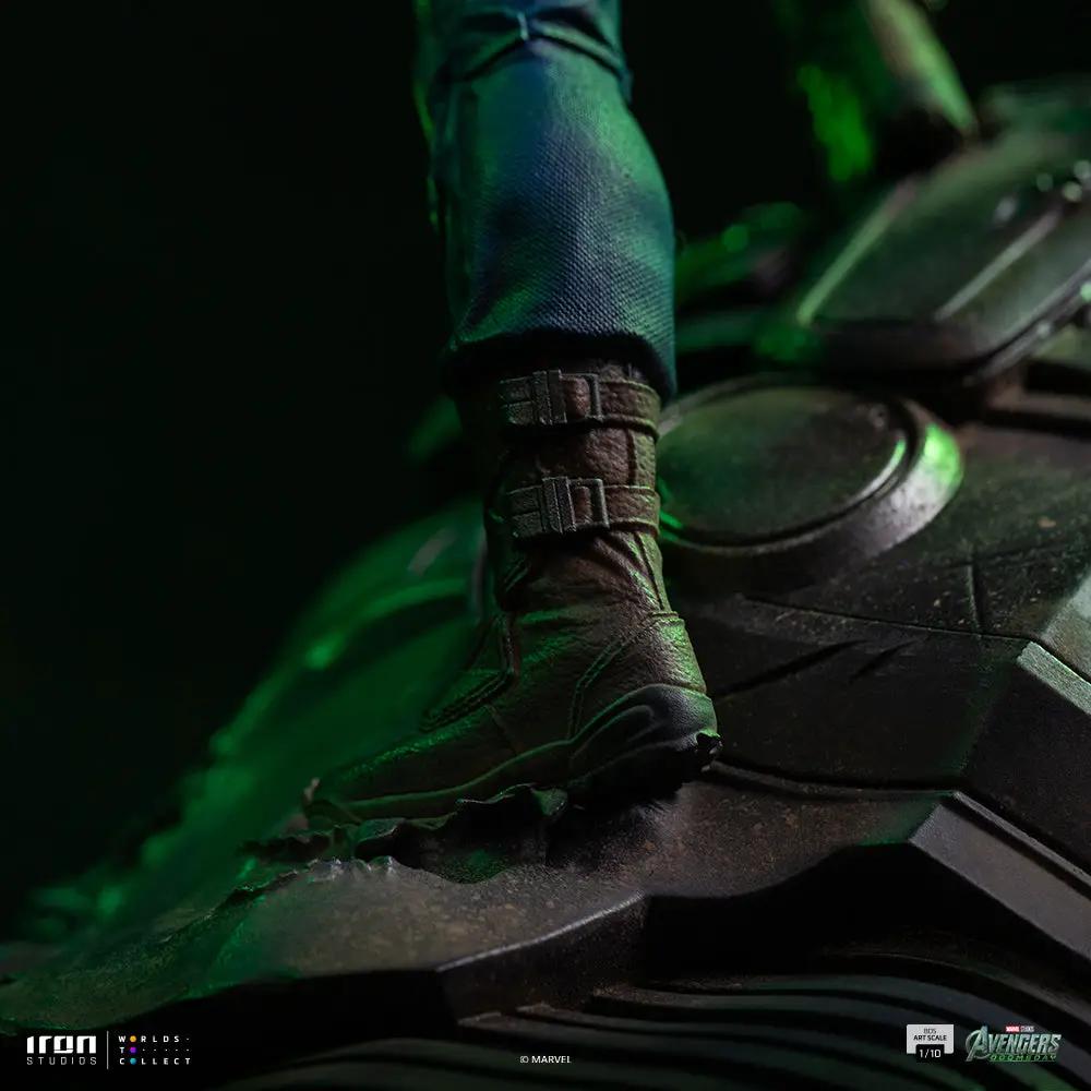 Statue Cyclops by IRON STUDIOS from Avengers: Doomsday, BDS Art Scale 1/10; close-up of a black buckled boot on a rocky base.