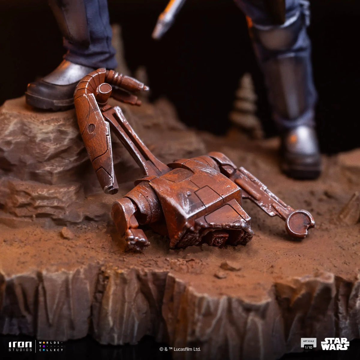 Statue Jango Fett, Star Wars by Iron Studios, 1/10 scale; close-up of rocky base with brown metallic detailing.