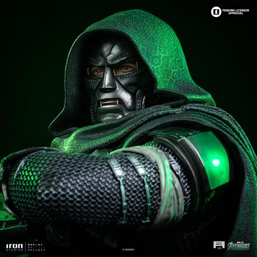 Statue Doctor Doom by Iron Studios, 1/4 scale with green cloak and metallic mask.