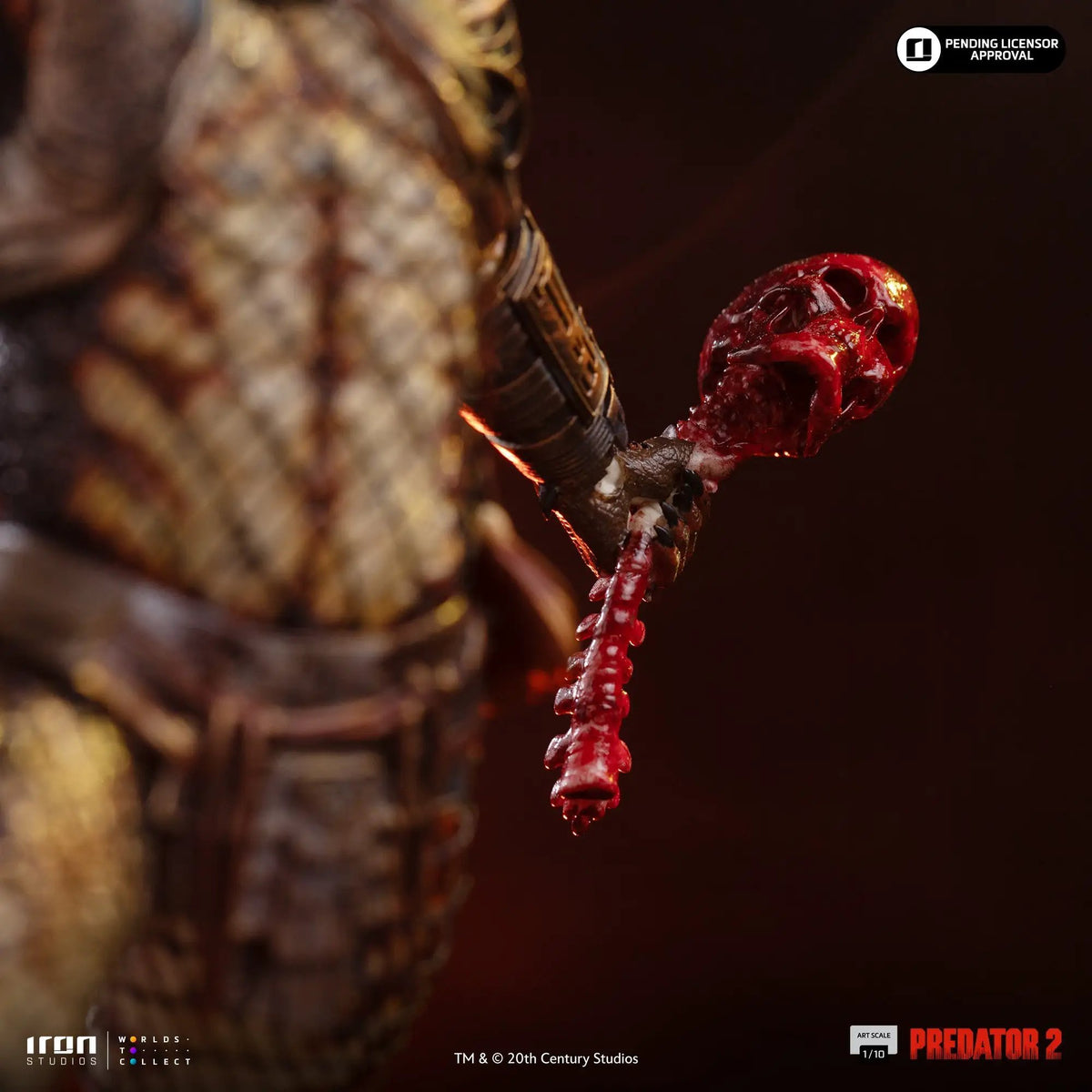 Statue Predator City Hunter from Predator 2 by Iron Studios, 1/10 scale, with a red translucent energy blade.