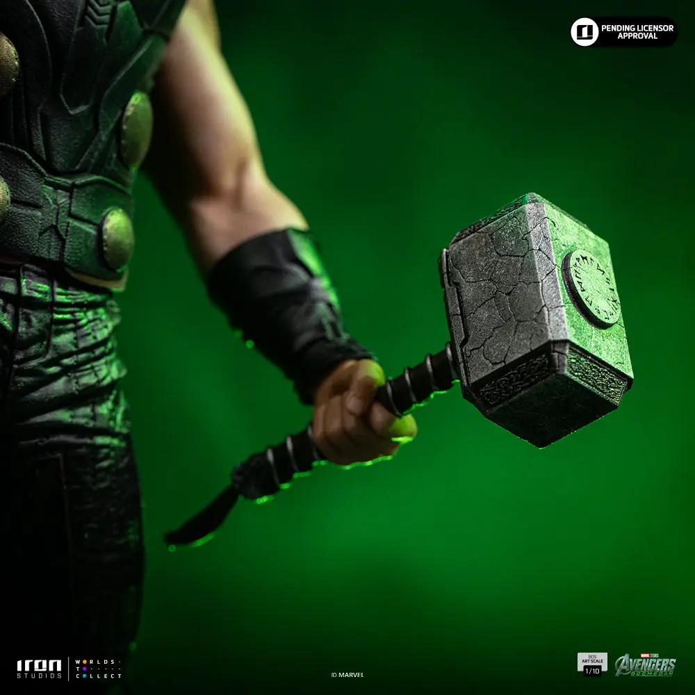 Statue Thor by Iron Studios, Avengers: Doomsday BDS Art Scale 1/10, close-up of Mjolnir in hand against green backdrop