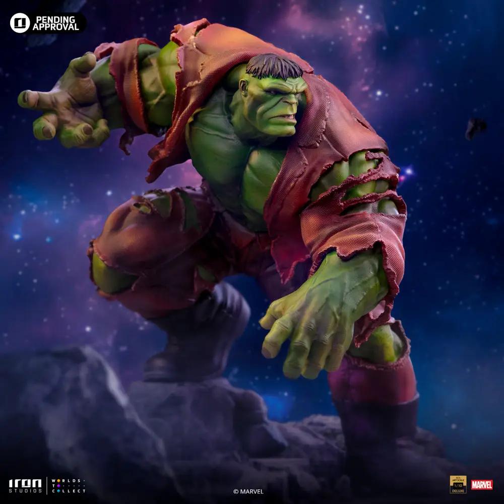 Statue Hulk Deluxe on a rocky base with torn red shirt, green skin, space backdrop, Iron Studios