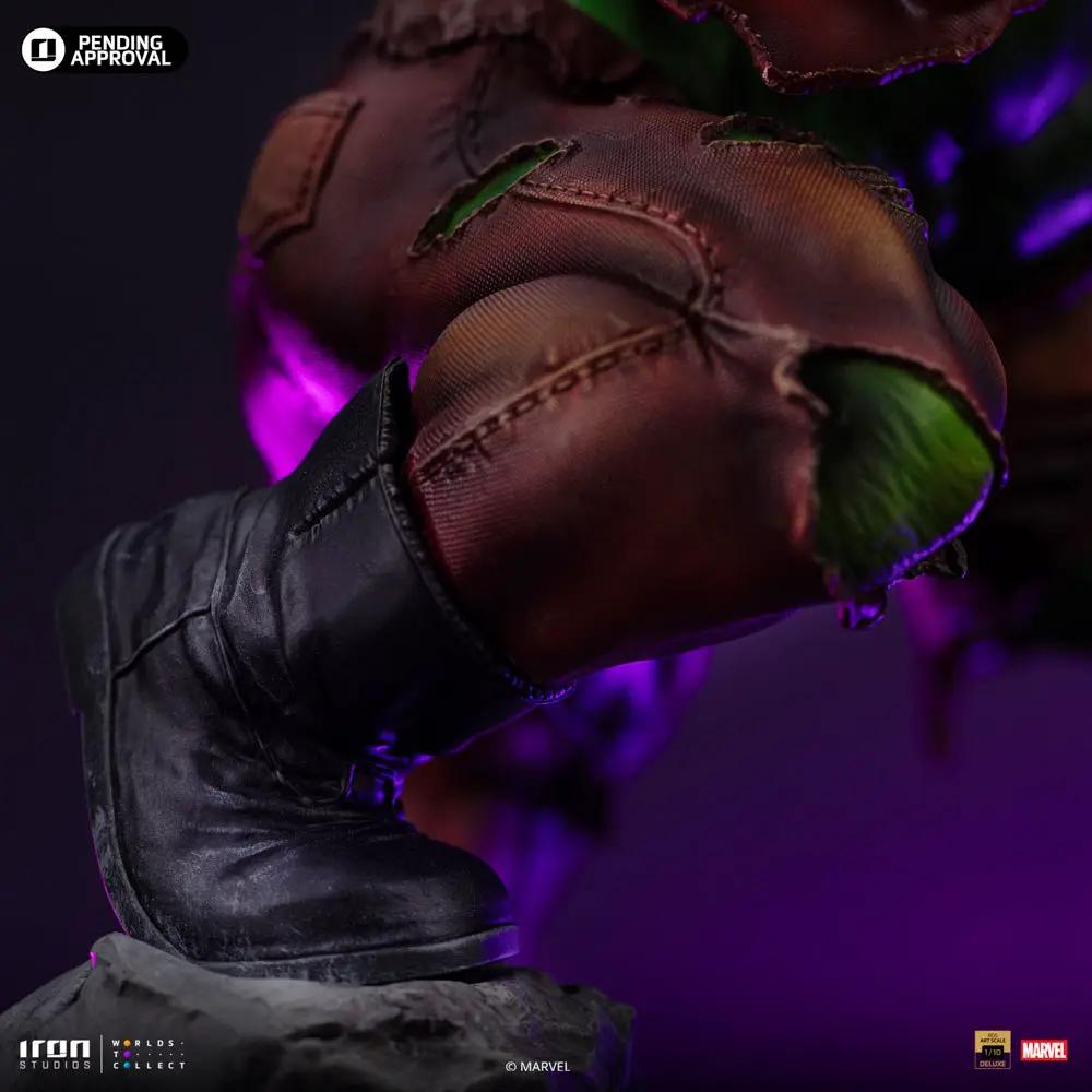 Statue Hulk Deluxe diorama, 1/10 scale by Iron Studios, brown torn pants with black boot under purple lighting