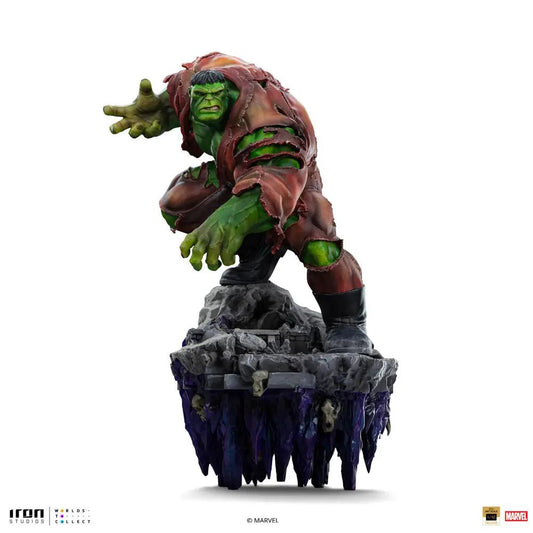 Statue Hulk Deluxe with green skin and torn brown cloak, Infinity Gauntlet diorama by Iron Studios, 1/10 scale