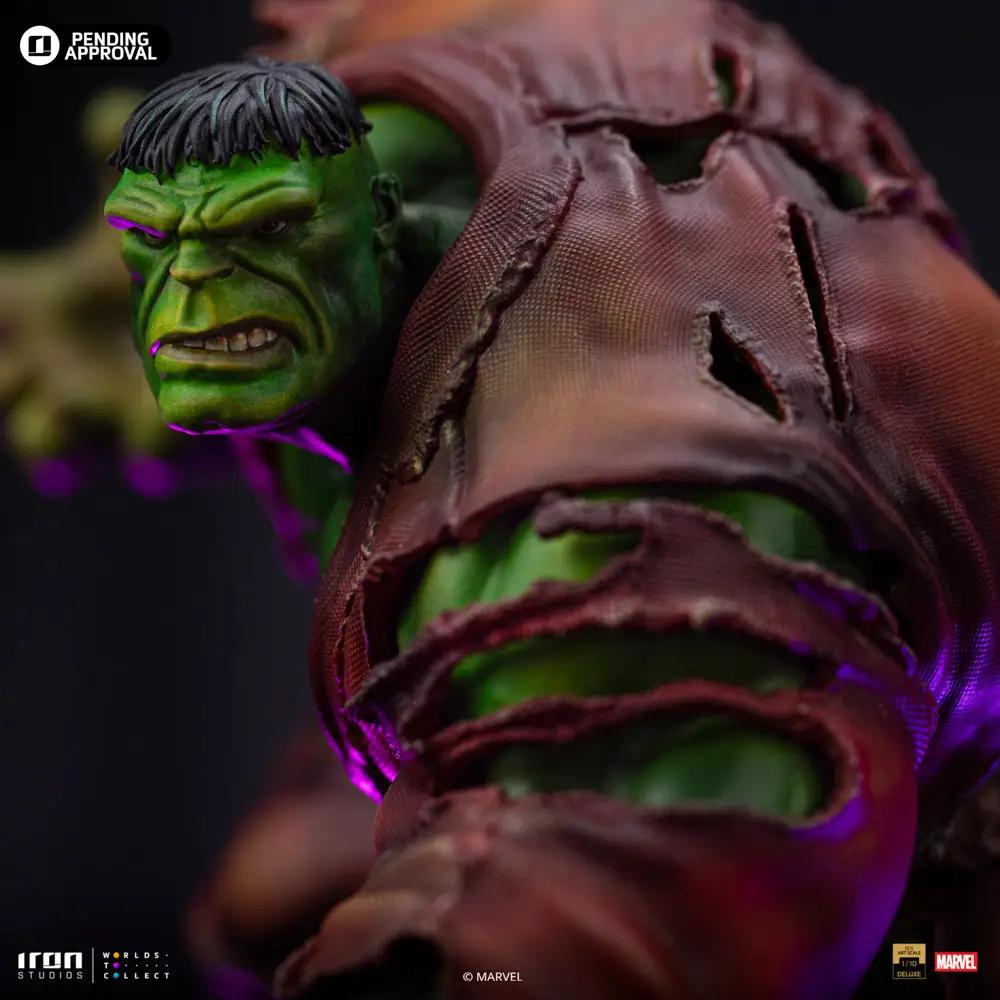 Statue Hulk Deluxe figure by Iron Studios with torn purple garment and green skin