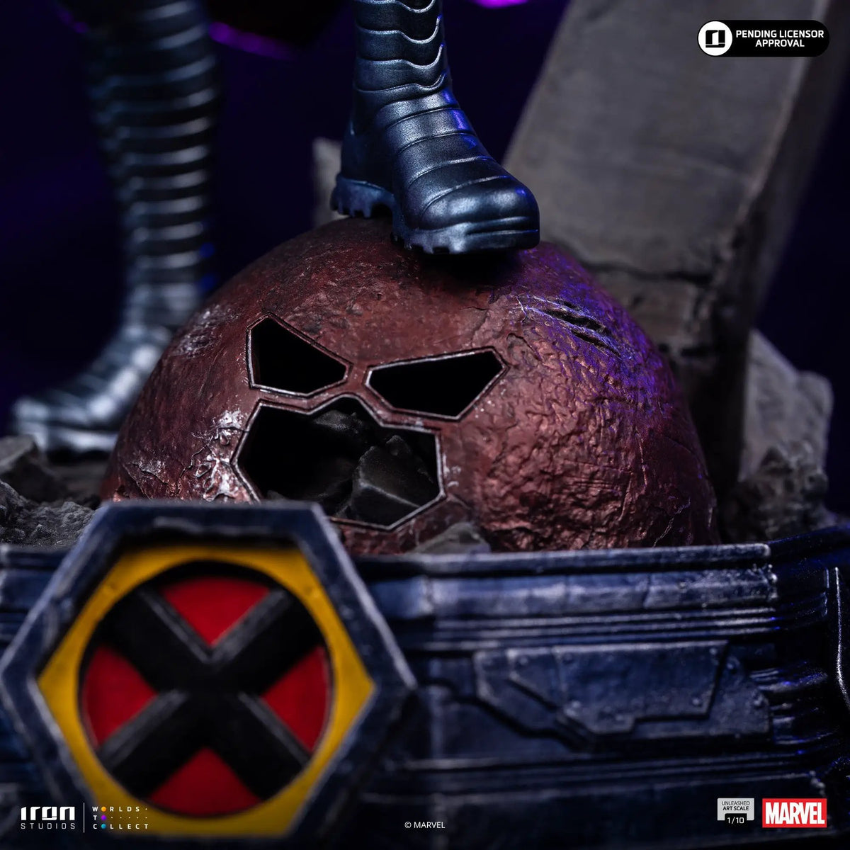 Statue Gambit Unleashed (X‑Men) by Iron Studios, 1/10 Art Scale; close-up of boot on a rocky base.