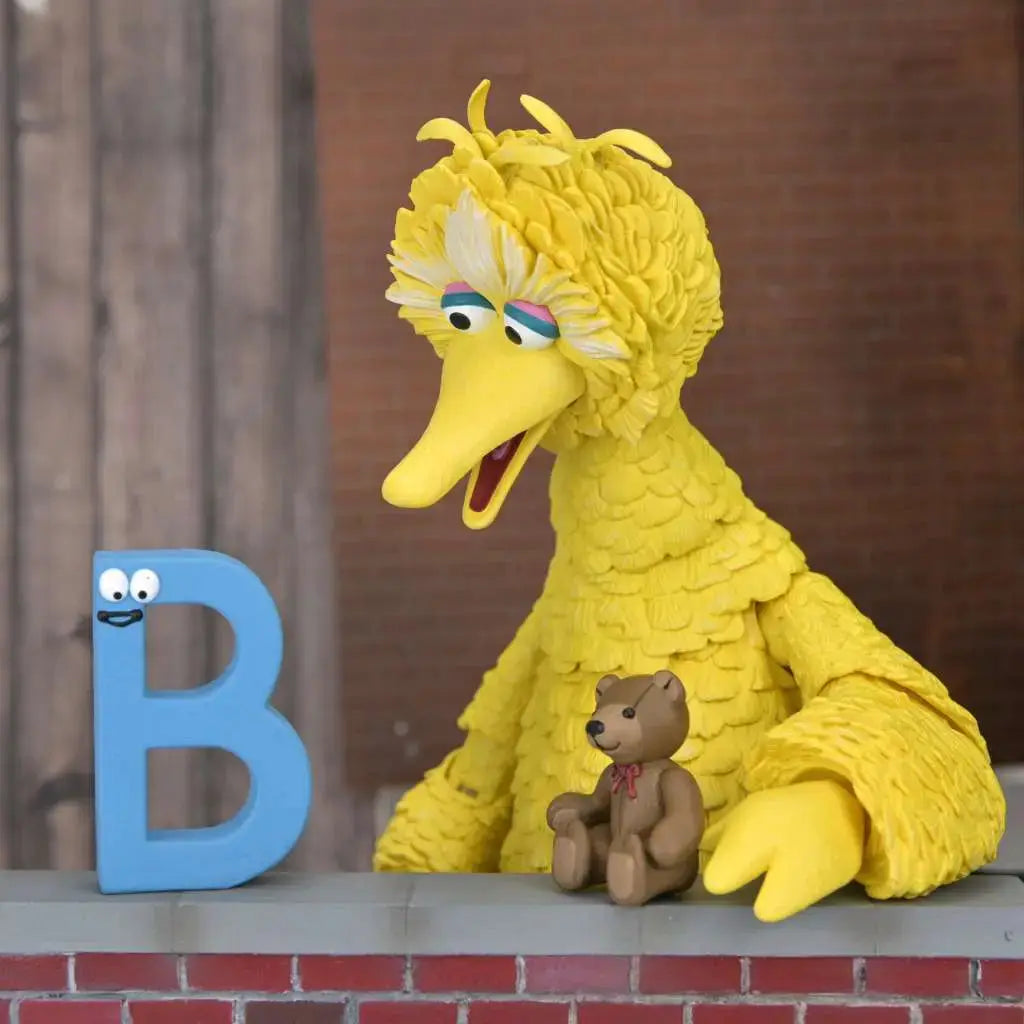 Figura de acción Sesame Street Big Bird Ultimate; 3 objetos: Big Bird amarillo con plumas, osito marrón y letra azul B