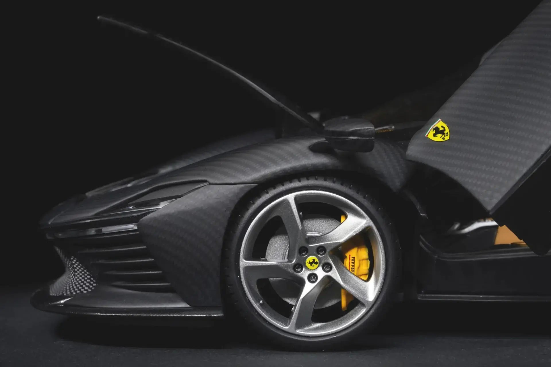 Ferrari Daytona SP3 50th Anniversary 1:18 BBURAGO diecast model with carbon-look body and yellow brake calipers