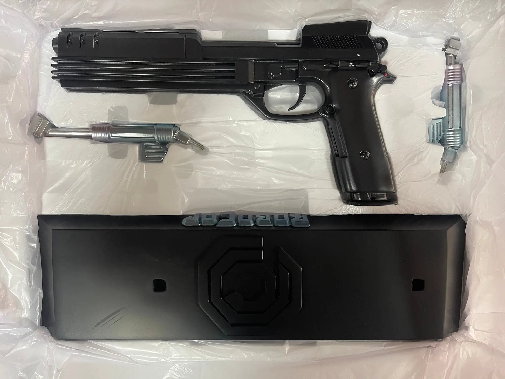 RoboCop 1/1 Auto-9 blaster, 33 cm, black prop pistol from Hollywood Collectables