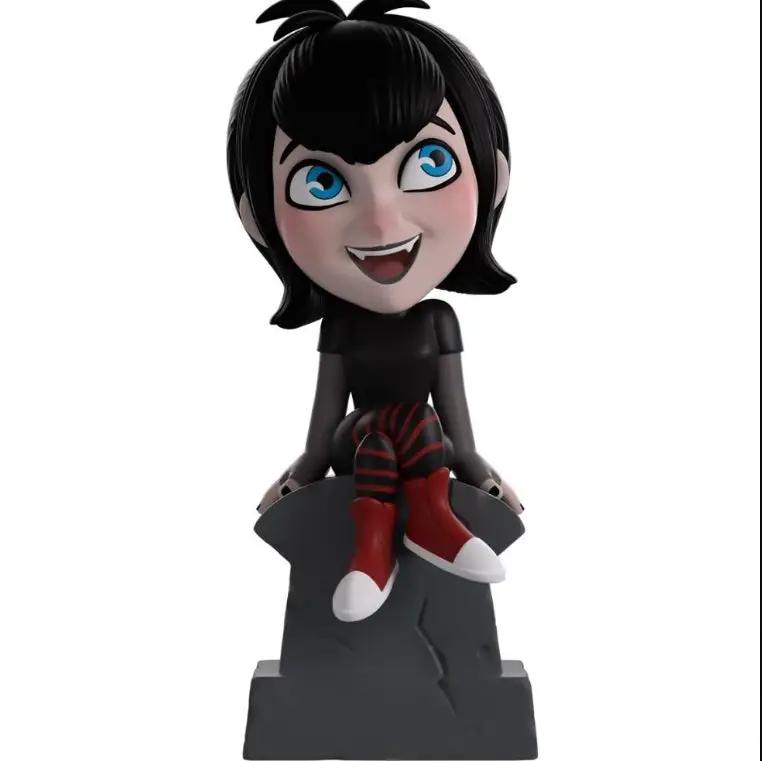 Figura de acción Mavis de Hotel Transylvania por YOUTOOZ, sentada sobre roca con camiseta negra y botas rojas
