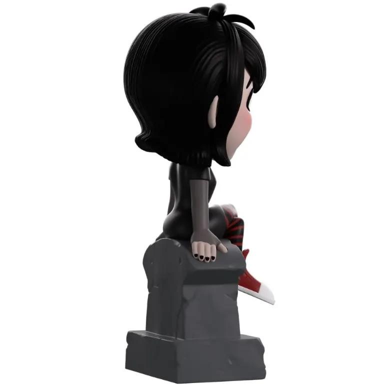 Figura de Mavis de Hotel Transylvania, YOUTOOZ, vestida de negro, sentada en roca con tenis rojos