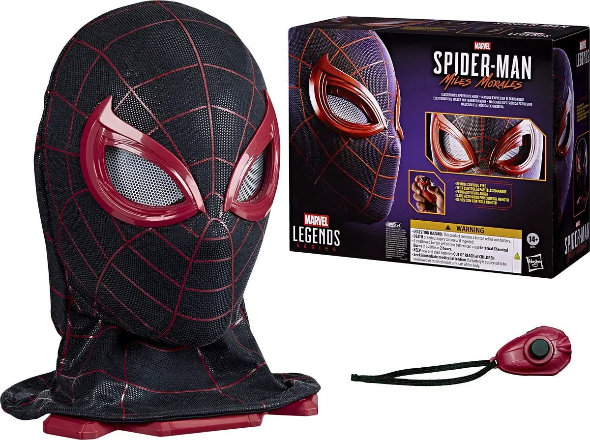 Spider-Man Miles Morales máscara electrónica de HASBRO; máscara negra con líneas rojas y control remoto incluido.