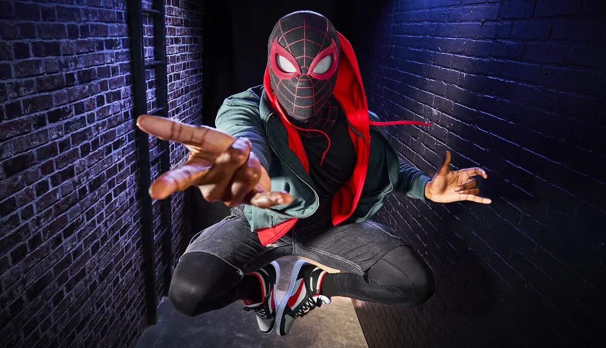 Máscara Electrónica Spider-Man 2 Miles Morales de Hasbro Marvel Legends; accesorios para muñecas y muñecos