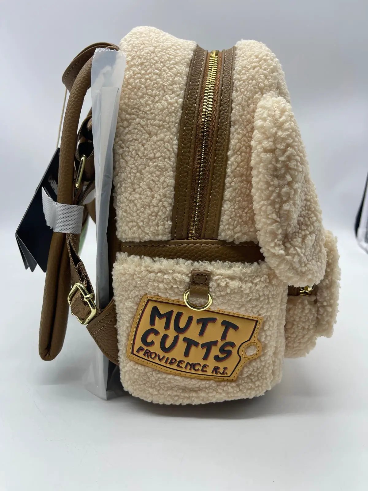 Mochila Loungefly Mini Mutts Cutts en sherpa crema con correas marrón y placa de parche MUTT CUTTS