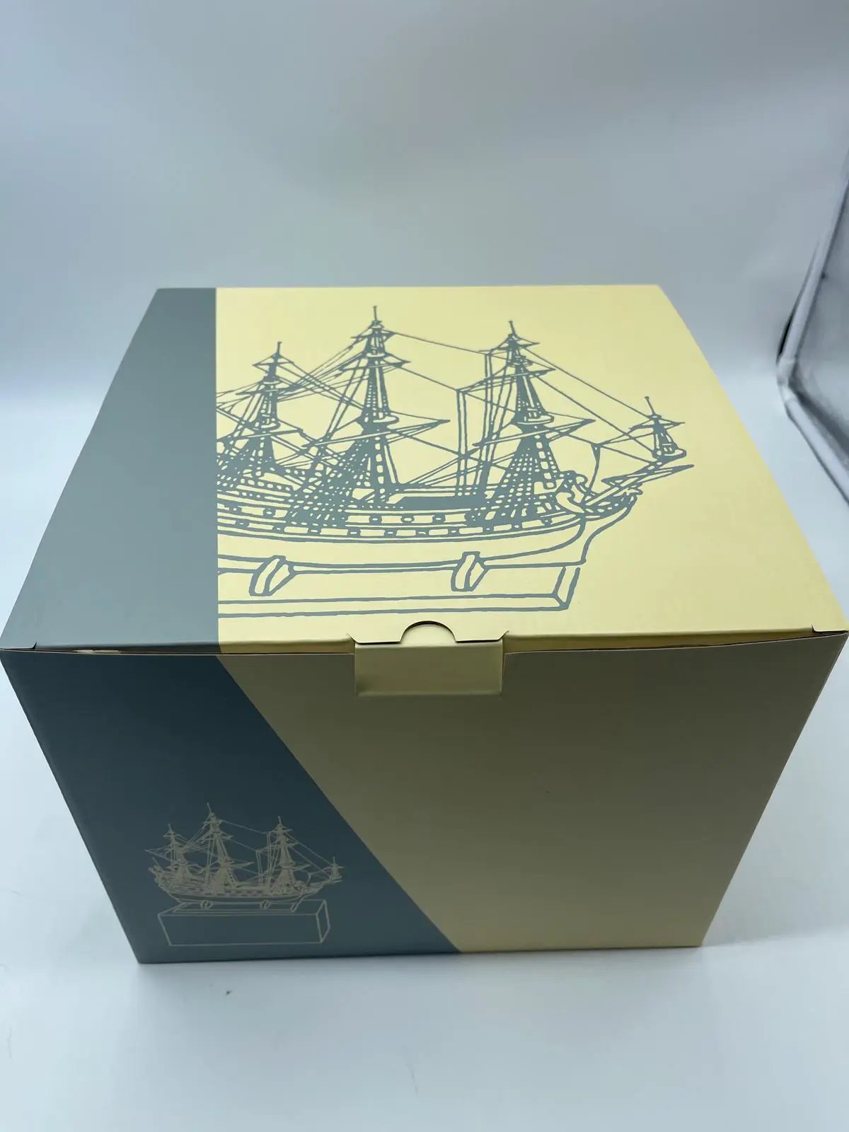 Figura de Tintin en resina, Unicornio 25 cm, MOULINSART; caja con ilustración de barco.