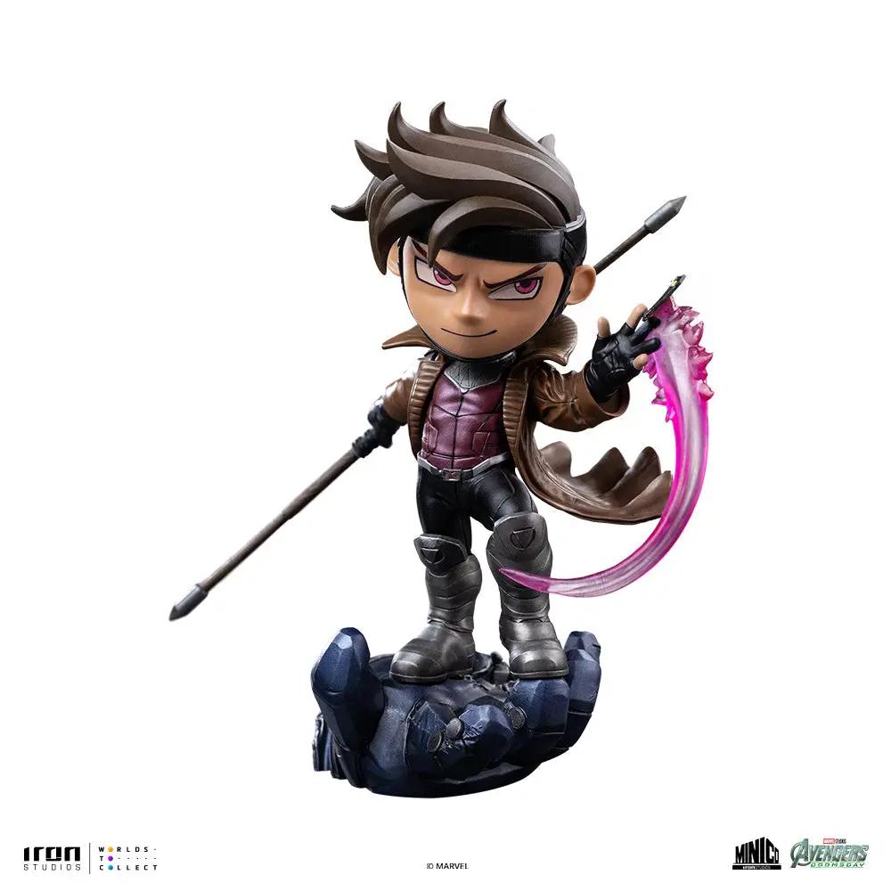 Statue Gambit Minico by Iron Studios; chibi Gambit with brown coat, maroon torso, staff and pink energy blade on rocky base.
