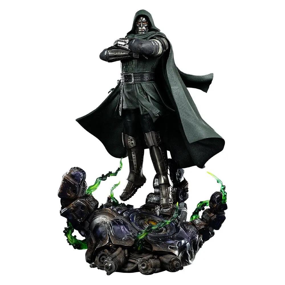 Statue Doctor Doom 1/4 scale by Iron Studios, standing atop a defeated armored foe with green energy.