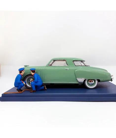 MOULINSART coche de colección Tintin 1/24 Studebaker verde con dos mecánicos junto a la rueda, sobre base azul