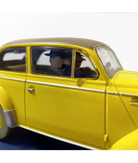 Coche de Tintin MOULINSART en escala 1/24, color amarillo, con dos figuras visibles.
