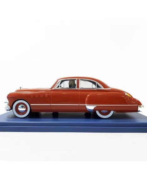 MOULINSART coche 1/24 Tintin Roadmaster en rojo con llantas de banda blanca sobre base azul