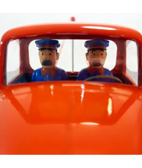 Automóvil de colección Tintin 1/24 de MOULINSART en naranja con dos figuras de uniforme azul