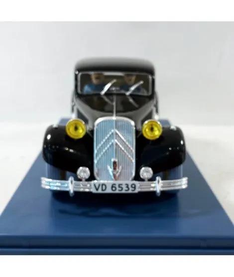 MOULINSART Tintin coche escala 1/24, negro con parrilla cromada y faros amarillos sobre base azul.