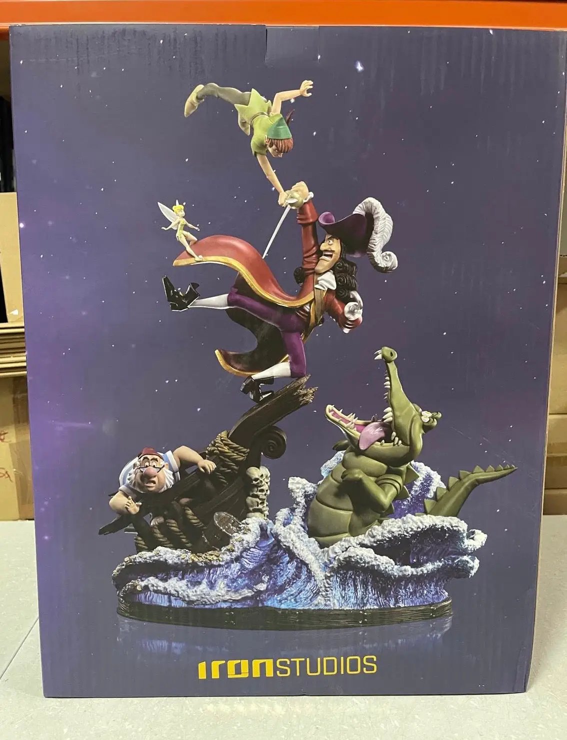 Peter Pan vs Hook statue by Iron Studios, Disney 1/10 Deluxe Art Scale, 42 cm, features Tinker Bell and crocodile.