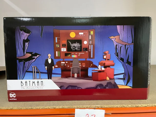 DC COLLECTIBLES: BATMAN THE ANIMATED SERIES-BATCAVE WITH ALFRED PLAYSET- "NUEVO"