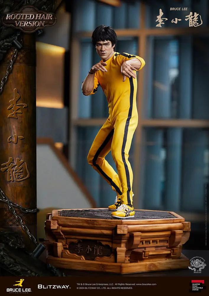 Bruce Lee estatua 1/4, 55 cm, 50 aniversario tributo, versión pelo enraizado, Blitzway, traje amarillo, pedestal de madera