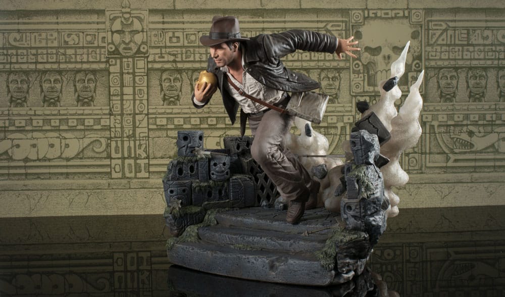 Indiana Jones: En busca del arca perdida Deluxe Gallery Estatua PVC Escape with Idol 25 cm