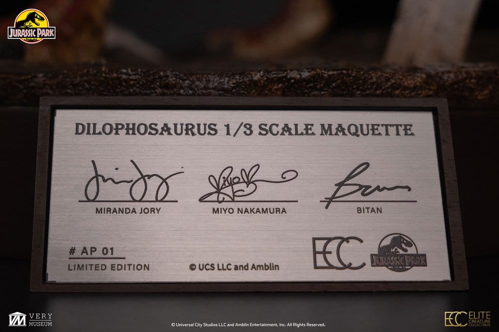 Parque Jurásico Dilophosaurus 1/3 maquette; placa con firmas y logos de Jurassic Park y Elite Creature Collectibles