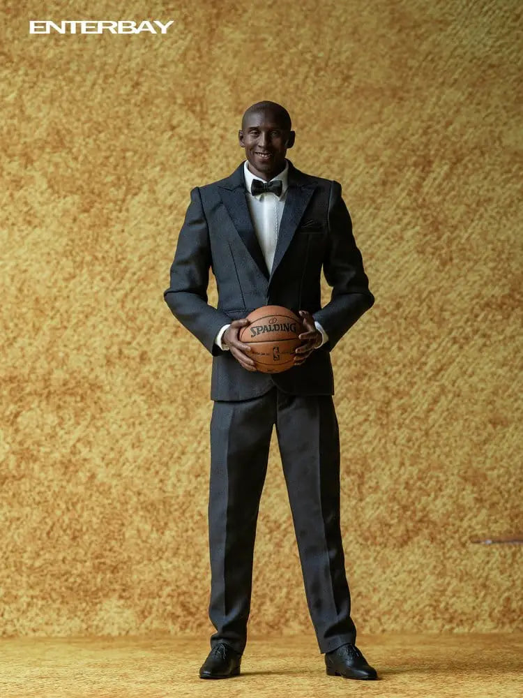Figura de acción ENTERBAY Kobe Bryant 1/6 en traje formal, con balón Spalding.